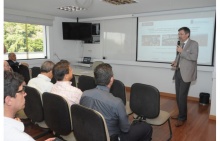 Palestra de Andreas Haarstrick, da Technical University of Braunschweig, na sala de reuniões do Decanato do CTC. Fotógrafo Antônio Albuquerque. Acervo Núcleo de Memória.