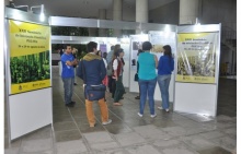 Apresentação de pôsteres nos pilotis da Ala Kennedy. Fotógrafo Antônio Albuquerque. Acervo Núcleo de Memória.