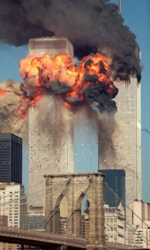 Imagem das Torres Gêmeas em chamas.