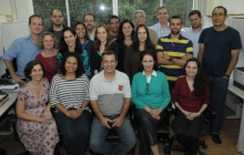 A Coordenadora Central de Educação a Distância, Profa. Gilda Helena Bernardino de Campos, e equipe. Fotógrafo Antônio Albuquerque. Acervo Núcleo de Memória.