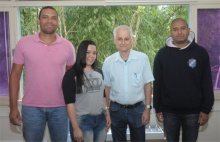 O Superintendente de Infraestrutura, Prof. Moisés Henrique Szwarcman, e equipe. Fotógrafo Antônio Albuquerque. Acervo Núcleo de Memória.