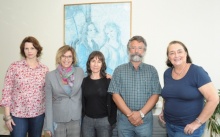 O Decano do Centro de Teologia e Ciências Humanas, Prof. Paulo Fernando Carneiro de Andrade, e as coordenadoras setoriais Profa. Zena Winona Eisenberg, Profa. Ana Paula Veiga Kiffer, Profa. Denise Berruezo Portinari e a Profa. Maria Clara Lucchetti Bingemer. Fotógrafo Antônio Albuquerque. Acervo Núcleo de Memória.