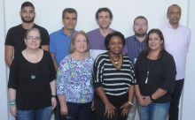 A Diretora da Divisão de Bibliotecas e Documentação, Dolores Rodrigues Perez, e equipe. Fotógrafo Antônio Albuquerque. Acervo Núcleo de Memória.