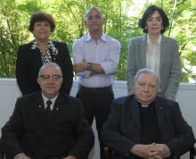 O Reitor Prof. Pe. Josafá Carlos de Siqueira S.J. e o Vice-Reitor Pe. Francisco Ivern Simó S.J. com Ivone de Figueiredo Santos, Pedro Luiz Soares Ferreira e Alécia Suaid Moura. Fotógrafo Antônio Albuquerque. Acervo Núcleo de Memória.