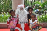 Em 22 de dezembro houve a Festa de Natal dos Funcionários. A confraternização ocorreu ao longo do dia com café da manhã, missa, programação infantil, almoço especial no Bandejão, presença do Papai Noel, show musical e sorteio de prêmios. Fotógrafo Antônio Albuquerque. Acervo Núcleo de Memória.