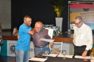 O Vice-Reitor Comunitário Prof. Augusto Sampaio faz a entrega do diploma de Honra ao Mérito a Jorge Paulo de Araujo, do Projeto Comunicar. Fotógrafo Antônio Albuquerque. Acervo Núcleo de Memória.