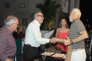 O Reitor Prof. Pe. Josafá faz a entrega do diploma de Honra ao Mérito ao Prof. Luiz Glaucio Lima Siqueira, do CETUC. Fotógrafo Antônio Albuquerque. Acervo Núcleo de Memória.