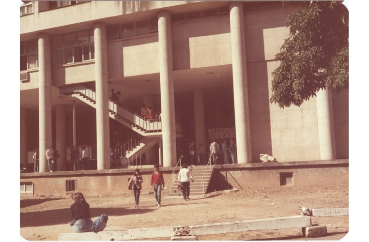 Acesso ao Edifício Cardeal Leme, ainda sem o ajardinamento. 1985. Fotógrafo Antônio Albuquerque. Acervo Núcleo de Memória.
