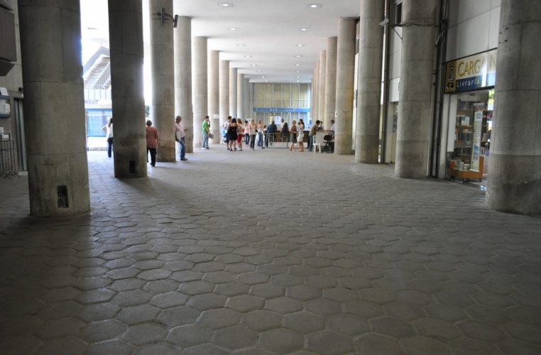 Pilotis do Edifício Cardeal Leme. Ao fundo, a DAR. 2012. Fotógrafo Antônio Albuquerque. Acervo do Núcleo de Memória.