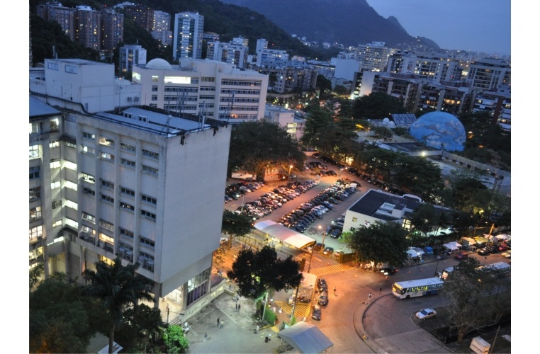 Estacionamento principal visto a partir do Decanato do CTC, alto do Edifício Cardeal Leme, antes das obras do Metro. 04/10/2010. Fotógrafo Antônio Albuquerque. Acervo do Núcleo de Memória.