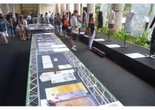 Exposição realizada nos pilotis do Edifício da Amizade. Fotógrafo Antônio Albuquerque. Acervo Núcleo de Memória.