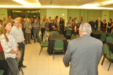 O Reitor Prof. Pe. Josafá S.J. comemora a criação do Departamento de Arquitetura e Urbanismo. Fotógrafo Pedro Myguel Vieira. Acervo Projeto Comunicar.