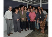 Equipe do Núcleo de Memória com o Reitor Prof. Pe. Josafá S.J. e o Vice-Reitor Acadêmico, Prof. José Ricardo Bergmann. Fotógrafo não identificado. Acervo Núcleo de Memória.