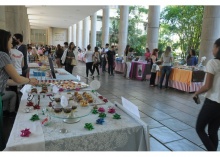 Expositores nos pilotis do Edifício da Amizade. Fotógrafo Antônio Albuquerque. Acervo Núcleo de Memória.