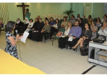 Apresentação da Profa. Lúcia Pedrosa Pádua (TEO). Fotógrafo Antônio Albuquerque. Acervo Núcleo de Memória.