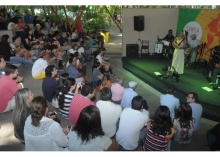 Nilze Carvalho, no Anfiteatro Junito Brandão. Fotógrafo Antônio Albuquerque. Acervo Núcleo de Memória.