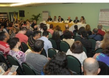 Mesa de abertura com o Prof. Pe. Leonardo Agostini (TEO), o Prof. Paulo Fernando de Andrade (TEO), Prof. Dom Paulo Cezar Costa (TEO), o Reitor Prof. Pe. Josafá S.J. (BIO), o Pe. Felix Wilfred e a Profa. Maria Clara Bingemer (TEO). Fotógrafo Antônio Albuquerque. Acervo Núcleo de Memória.