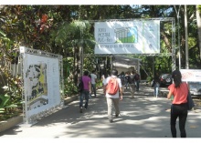 Entrada da XVIII Mostra PUC-Rio pela Rua Marquês de São Vicente. Fotógrafo Antônio Albuquerque. Acervo Núcleo de Memória.