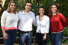 A Coordenadora de Bolsas e Auxílios, Juliana Bacellar Brandão Guimarães, e coordenadores setoriais. Fotógrafo Antônio Albuquerque. Acervo Núcleo de Memória.