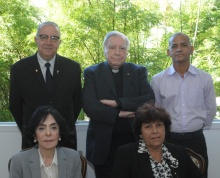O Reitor Prof. Pe. Josafá Carlos de Siqueira S.J. e o Vice-Reitor Pe. Francisco Ivern Simó S.J. com Pedro Luiz Soares Ferreira, Alécia Suaid Moura e Ivone de Figueiredo Santos. Fotógrafo Antônio Albuquerque. Acervo Núcleo de Memória.
