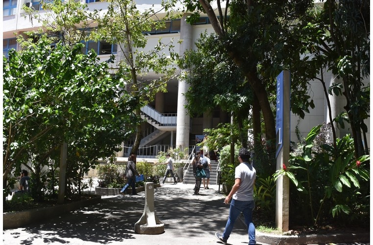 Acesso ao Edifício Cardeal Leme. 2016. Fotógrafo Antônio Albuquerque. Acervo Núcleo de Memória.