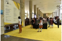 Exposições nos pilotis do Edifício da Amizade. Fotógrafo Antônio Albuquerque. Acervo Núcleo de Memória.