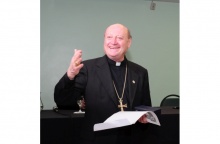 O Cardeal Ravasi, após sua apresentação no Salão da Pastoral. Fotógrafo Antônio Albuquerque. Acervo Núcleo de Memória.