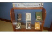 Alguns dos livros em exposição.  Fonte: faceboook Memória das Bibliotecas da PUC-Rio. 