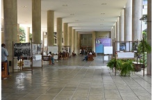 Exposição nos pilotis do Edifício da Amizade. Fotógrafo Antônio Albuquerque. Acervo Núcleo de Memória.