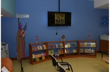 Livros expostos no hall da Biblioteca Central. Fotógrafo Antônio Albuquerque. Acervo Núcleo de Memória.