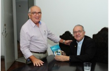 O Reitor Pe. Josafá S.J. e o Vice-Reitor Comunitário Prof. Augusto Sampaio. Fotógrafo Antônio Albuquerque. Acervo Núcleo de Memória.