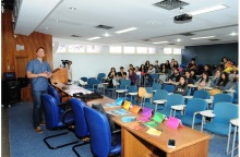 Palestra de Wagner de Freitas no auditório B6. Fotógrafo Antônio Albuquerque. Acervo Núcleo de Memória.