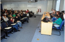 Plateia e mesa com palestrantes, no auditório B8. Fotógrafo Antônio Albuquerque. Acervo Núcleo de Memória.