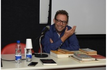 Édison Gastaldo, na sala K102. Fotógrafo Antônio Albuquerque. Acervo Núcleo de Memória.