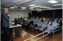 O palestrante, Prof. Arlindo Philippi Junior, no Auditório Padre Anchieta. Fotógrafo Antônio Albuquerque. Acervo Núcleo de Memória.