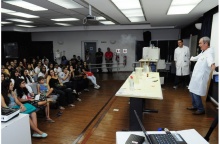 Aula-show de Química, no Auditório Padre Anchieta. Fotógrafo Antônio Albuquerque. Acervo Núcleo de Memória.
