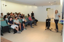 Apresentação no Auditório Luiz de Castro Martins, 6º andar do Edifício Padre Laércio Dias de Moura. Fotógrafo Antônio Albuquerque. Acervo Núcleo de Memória.