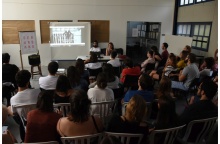 Uma das palestras, no Canteiro Experimental, no novo prédio do Departamento de Arquitetura e Urbanismo. Fotógrafo Antônio Albuquerque. Acervo Núcleo de Memória.