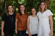 A Coordenadora de Bolsas e Auxílios, Juliana Bacellar Brandão Guimarães, e as coordenadores setoriais. Fotógrafo Antônio Albuquerque. Acervo Núcleo de Memória.