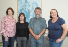 O Decano do Centro de Teologia e Ciências Humanas, Prof. Paulo Fernando Carneiro de Andrade, e as coordenadoras setoriais Profa. Zena Winona Eisenberg, Profa. Denise Berruezo Portinari e a Profa. Maria Clara Lucchetti Bingemer. Fotógrafo Antônio Albuquerque. Acervo Núcleo de Memória.