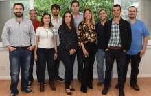 O Gerente de Informática Administrativa, Gustavo Miranda Araujo, e equipe. Fotógrafo Antônio Albuquerque. Acervo Núcleo de Memória.