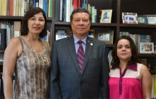 O Vice-Reitor para Assuntos Administrativos, Prof. Luiz Carlos Scavarda do Carmo, e equipe. Fotógrafo Antônio Albuquerque. Acervo Núcleo de Memória.