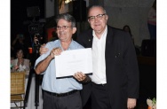 O Reitor Prof. Pe. Josafá faz a entrega do diploma de Honra ao Mérito ao funcionário Antônio Albuquerque, por seus 50 anos de dedicação à PUC-Rio. Acervo Núcleo de Memória. O Reitor Prof. Pe. Josafá faz a entrega do diploma de Honra ao Mérito ao funcionário Antônio Albuquerque, por seus 50 anos de dedicação à PUC-Rio. Acervo Núcleo de Memória.