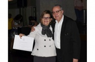 O Reitor Prof. Pe. Josafá faz a entrega do diploma de Honra ao Mérito à funcionária Maria José Teixeira Soares, por seus 50 anos de dedicação à PUC-Rio. Acervo Núcleo de Memória. O Reitor Prof. Pe. Josafá faz a entrega do diploma de Honra ao Mérito à funcionária Maria José Teixeira Soares, por seus 50 anos de dedicação à PUC-Rio. Acervo Núcleo de Memória.
