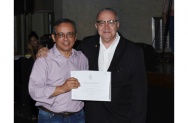 O Reitor Prof. Pe. Josafá faz a entrega do diploma de Honra ao Mérito ao Prof. Roberto Ribeiro de Avillez. Acervo Núcleo de Memória. O Reitor Prof. Pe. Josafá faz a entrega do diploma de Honra ao Mérito ao Prof. Roberto Ribeiro de Avillez. Acervo Núcleo de Memória.