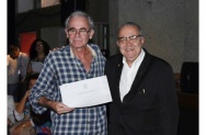 O Reitor Prof. Pe. Josafá faz a entrega do diploma de Honra ao Mérito ao Prof. Umberto Guatimosim Alvim. Acervo Núcleo de Memória. O Reitor Prof. Pe. Josafá faz a entrega do diploma de Honra ao Mérito ao Prof. Umberto Guatimosim Alvim. Acervo Núcleo de Memória.