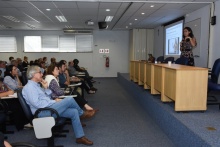 Palestra de abertura do evento. Na primeira fila, o Prof. Bergmann, a Profa. Daniela Vargas e o Decano do CTC Prof. Silva Mello. Evento realizado no auditório B8. Fotógrafo Antônio Albuquerque.