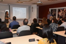 Apresentação da gerente da CAPLH, Profa. Gisele Tonietto. O evento, realizado na sala de reuniões do Decanato do CTC, contou com a presença do Reitor Pe. Josafá Carlos de Siqueira S.J. (à direita, sentado). Fotógrafo Antônio Albuquerque.
