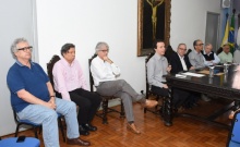Mesa composta pelos vice-reitores Prof. Sérgio Bruni (VRD), Prof. Luiz Scavarda (VRA) e Prof. José Ricardo Bergmann (VRAC); o Prof. Luiz Felipe Scavarda do Carmo (IND), o Reitor Prof. Pe. Josafá S.J., o Prof. José Eugênio Leal (IND), o Vice-Reitor Pe. Ivern S.J. e o Prof. Augusto Sampaio (VRC). Fotógrafo Antônio Albuquerque.