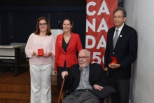 Cristina Ruth Guimarães Furtado, da UERJ, Evelyne Coulombe, Cônsul-Geral do Canadá no Rio de Janeiro, o Prof. Lucena e Sandoval Carneiro Júnior, da COPPE-UFRJ. Fotógrafo Antônio Albuquerque.